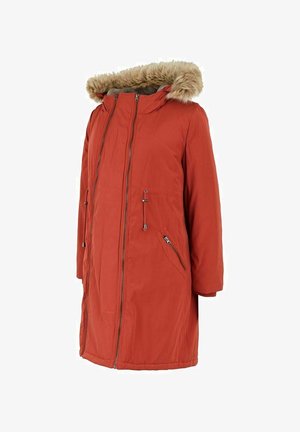Červená parka s kapucí z umělé kožešiny, vybavená předním zipem, dvěma předními kapsami a detaily na stažení. Hladký materiál s uvolněným střihem.