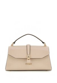 Sac à main beige au design structuré, avec des ferrures dorées et une poignée supérieure. Comprend une fermeture à fermoir et un logo embossé sur le devant.