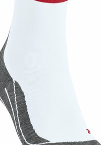 Skarpetki z białą cholewką, czerwonym wykończeniem i szarym piętą. Materiał jest gładki z prążkowaną teksturą; zawiera białe detale wykończenia.