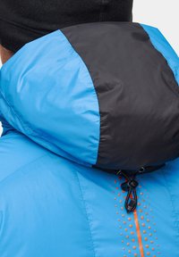 Niebieska kurtka puchowa z czarnym kapturem, wyposażona w regulowany sznurek oraz pomarańczowe kropki wzdłuż zamka błyskawicznego dla lepszej widoczności.