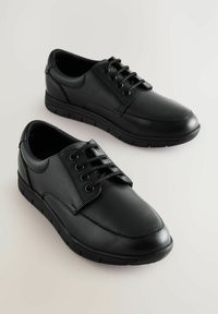 Chaussures en cuir noir avec une finition lisse, bout rond et design à lacets ; dotées d'une semelle rembourrée et de détails de couture subtils.