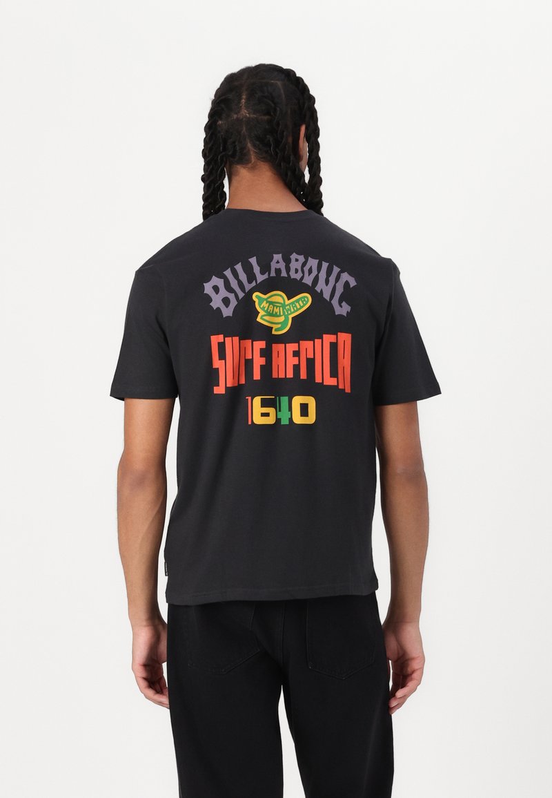 Zwarte katoenen t-shirt met kleurrijke grafische tekst op de achterkant, waaronder "Billabong," "Surf Africa," en "1640." Korte mouwen, casual pasvorm.