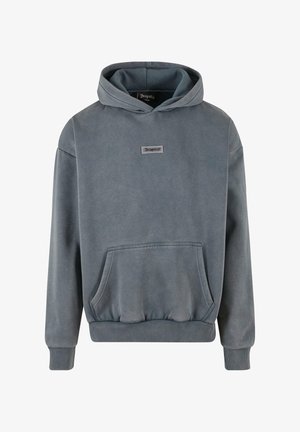 Bluza z kapturem w wyblakłym niebieskim kolorze. Wykonana z miękkiego materiału, z kieszenią z przodu, ściągaczami przy mankietach i dolnym brzegu. Posiada niewielką naszywkę z logo na klatce piersiowej.