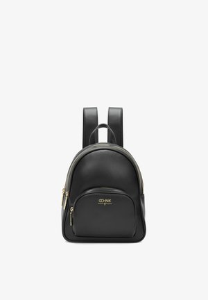 Czarny skórzany plecak z złotymi zamkami błyskawicznymi i przednią kieszenią, wyposażony w regulowane paski na ramiona oraz mały uchwyt do przenoszenia na górze.