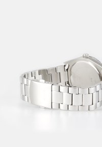 Sudraba nerūsējošā tērauda pulkstenis ar metāla saiti, apaļa korpusa, vienkāršs dials un droša aizdare. Iespaidīgas pulētas un brushed apdares.