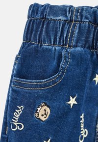 Guess STICKEREI - Slimfit džínsy - blau
