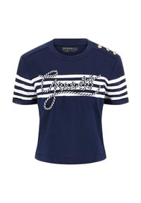T-shirt in cotone blu navy con strisce orizzontali bianche, design ricamato a corda e bottoni dorati sui spallacci. Maniche corte e vestibilità cropped.