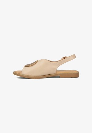 Sandalo slingback in pelle beige con punta arrotondata, suola piatta e accent decorativo circolare. Texture liscia con hardware minimal.