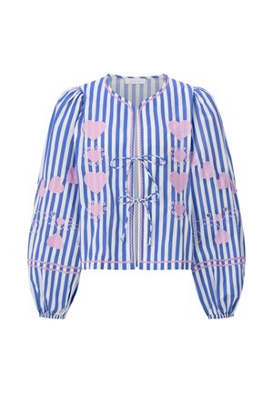 Blauw-witte blouse met verticale strepen, ballonmouwen, roze hartborduursel, gegolfde zoom en sluitingen met knopen aan de voorkant.