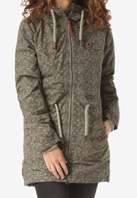 Quiltad grön parka med blommönster, framzipper och två bröstfickor. Har snörning med läderdetaljer och elastiska cuffs.