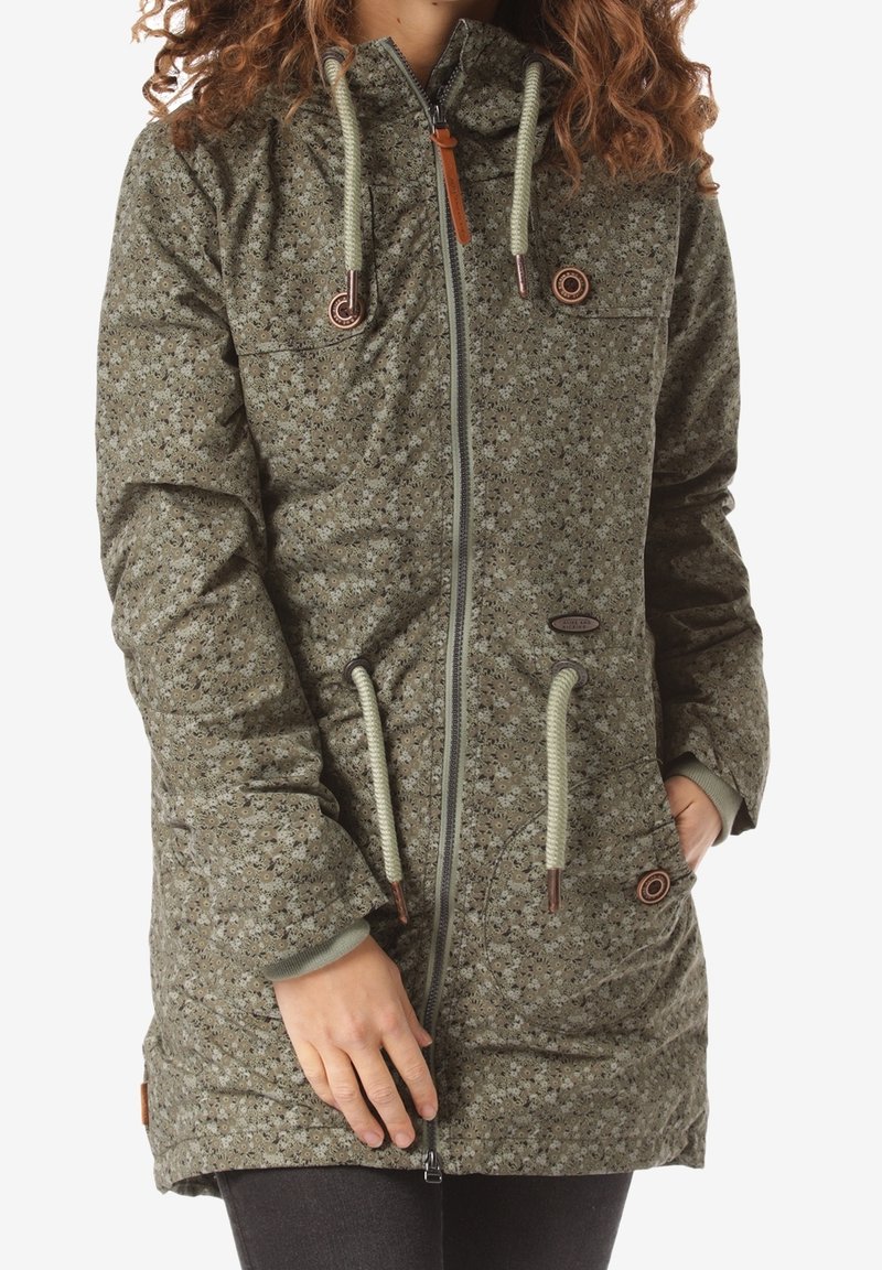 Quiltad grön parka med blommönster, framzipper och två bröstfickor. Har snörning med läderdetaljer och elastiska cuffs.