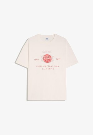 Krótki t-shirt w kolorze ecru z czerwonym napisem i grafiką: „Pacific Resort Hotel West Coast, Since 1957, Where Time Slows Down California.”