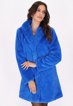 Manteau en fausse fourrure bleue avec un col châle, des manches longues et une coupe décontractée. Présente une texture lisse et une fermeture à l'avant.
