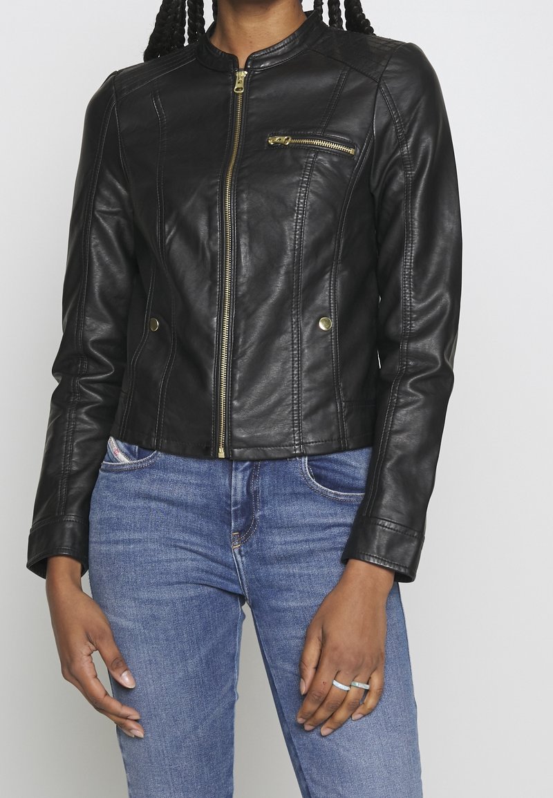 Czarna skórzana kurtka o dopasowanym kroju, z kieszenią na zamek na piersi, złotymi okuciami i teksturowanymi akcentami na ramionach.