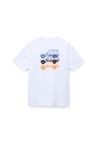 Hvid bomuld t-shirt med et grafik af tre biler i blå, grå og orange på ryggen. Kortærmet og rund halsudskæring.
