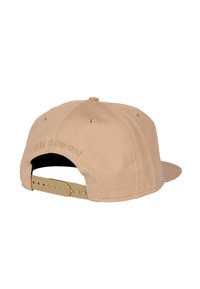 Khakifarbene Snapback-Kappe mit flachem Schirm, Stofftextur und gesticktem Schriftzug "stay different" auf der Rückseite. Verstellbarer Riemen hinten.