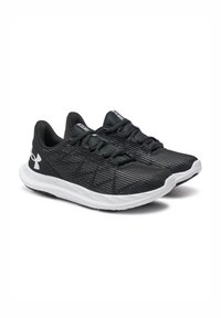 Zapatos deportivos negros con parte superior de punto texturizado, cordones planos y suela de goma blanca. Presentan sutilezas de rayas horizontales y detalle de logotipo en el lado.