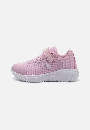 Hellrosa Kinder-Sneaker mit Mesh-Obermaterial, elastischen Schnürsenkeln, Klettverschluss, gepolsterter weißer Sohle und seitlichem Markenlogo.