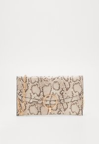 Beige ja pruun maostikku jäljendav klambri kott kullasang objektiivi kinnituse ja ühtse kuldse ahela rihmaga valge tausta ees.