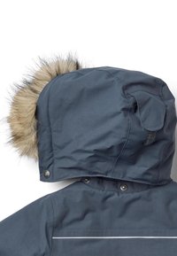 Granatowy kaptur kurtki z futrzanym obszyciem, wyposażony w zatrzask, gładką teksturę oraz odblaskowy pasek wzdłuż szwu.