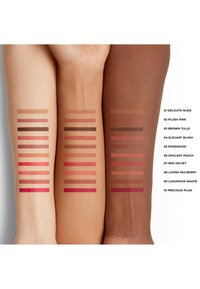 Tre armer viser ti fargeprøver av leppefarger i varierende nyanser av nude, rosa, rød og mauve. Hver farge er merket ved siden av den matchende fargeprøven.