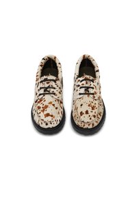 Παπούτσια με κορδόνια σε μπεζ χρώμα με καφέ σχέδιο, κατασκευασμένα από απαλό υλικό, με μαύρη σόλα και αντιθετικά κορδόνια.