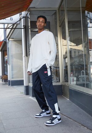 TRAUN TRACK PANTS - Pantaloni sportivi - black beauty/sweet corn