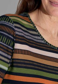 Haut multicolore avec des rayures horizontales vertes, orange, brunes et crème, doté d'un col rond et d'un tissu doux et texturé.