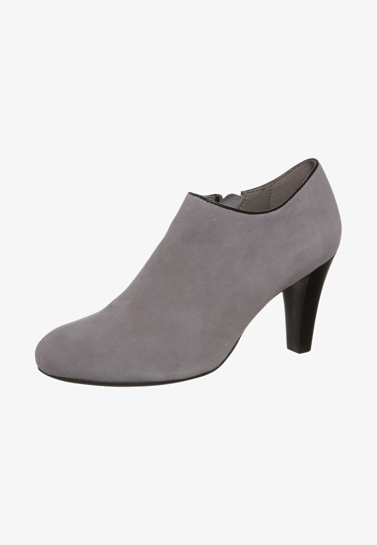 Bottine en suède gris avec une texture lisse, un bout arrondi et un talon noir effilé. Présente un design à découpes à l'avant pour un look moderne.