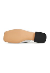 Suola di scarpa bianca con una superficie liscia beige, punta arrotondata e un piccolo tacco in gomma nera. Presenta una sottile texture e scanalature di flessione.