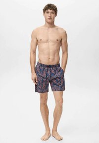 Plavati šortsi v mornarski barvi z rese podobnim koralju, elastičen pas in stranske žepke. Narejeni iz lahkega materiala.