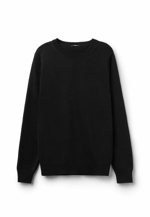 Zwarte gebreide trui met lange mouwen en een ronde hals, met geribbelde boorden en zoom, plat neergelegd op een witte achtergrond.