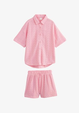 Svetloružová, krátkorpokrová košeľa s gombíkmi a očkovým vzorom, spárovaná s nohavicami na zodpovedajúcej farbe, ktoré majú elastický pás.