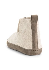 Vilt pantoffel in beige met een zachte bruine suède zool. Het ontwerp tot boven de enkel heeft een gestikte accent en een lus voor makkelijk aan- en uittrekken.