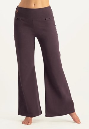 Lila weite Hosen mit einem enganliegenden Bund, gefertigt aus weichem Material, mit glatter Oberfläche und minimalen Designdetails.