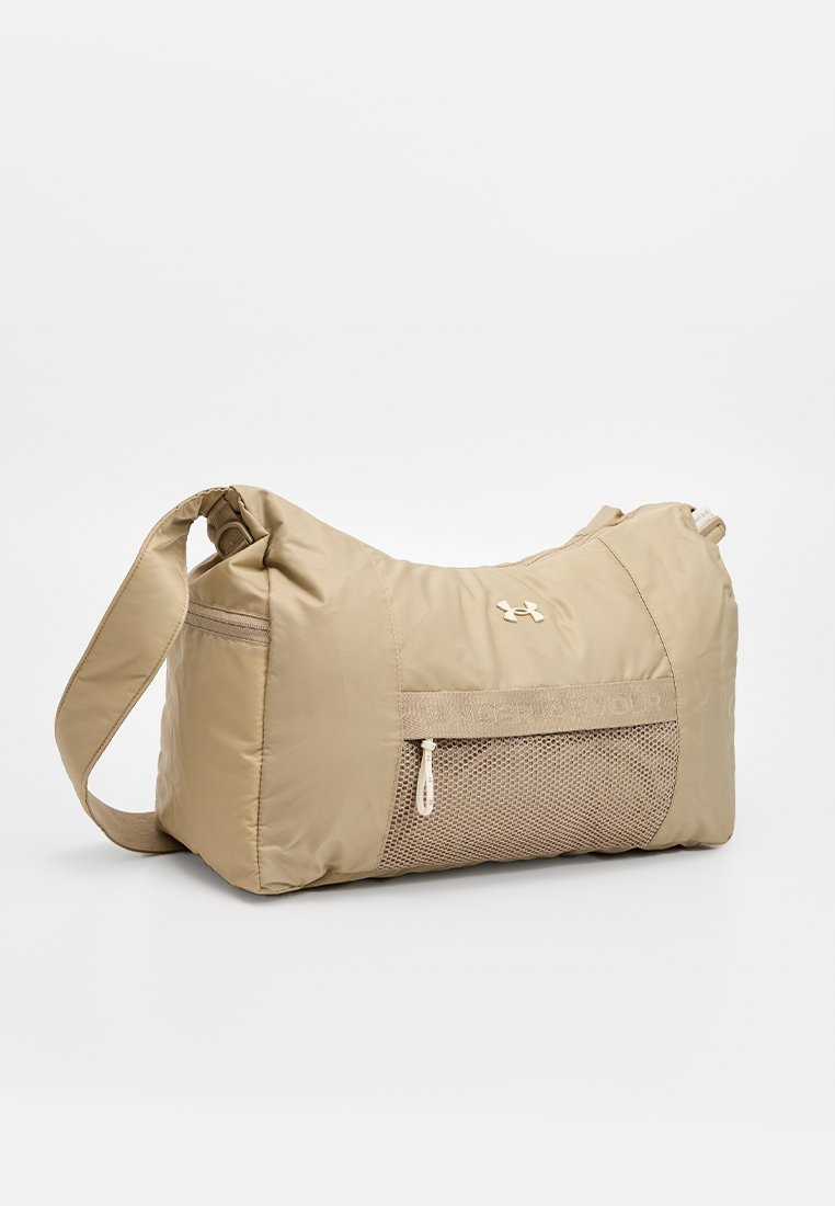 Bolso de hombro beige con un bolsillo de malla texturizada, cierre de cremallera y correa ajustable. La tela suave y la forma redondeada mejoran la portabilidad.