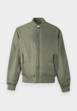 Veste bomber vert olive en tissu lisse et léger. Dispose d'une fermeture à glissière sur le devant, de poignets côtelés et de deux poches latérales.