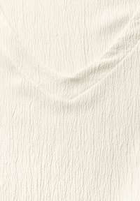 Tissu texturé en blanc cassé; présente une surface froissée avec des ondulations subtiles et des variations, créant une apparence tactile.
