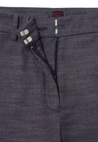 Graue Hose aus strukturiertem Stoff, ausgestattet mit zwei silbernen Clips und einem Reißverschluss. Der Bund enthält ein Etikett mit "ST" in Rot.