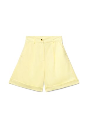 Shorts taille haute jaune clair avec fermeture à bouton, passants pour ceinture, poches latérales, plis à l'avant et ourlets retroussés.
