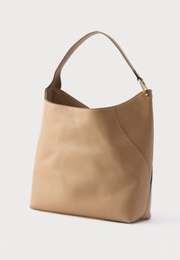 Geantă de mână din piele maro deschis cu finisaj texturat, formă curbată și o singură curea de umăr. Include accente de metal aurit la prindere.