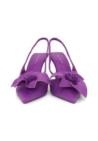 Scarpe slingback in raso viola con punta affusolata, caratterizzate da un grande fiore decorativo sul davanti e una texture liscia.