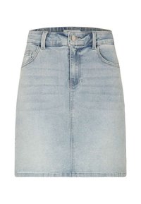 Jupe en denim bleu clair, design ajusté, longueur genou avec deux poches avant, fermeture par bouton et zip, style classique à cinq poches, texture lisse.