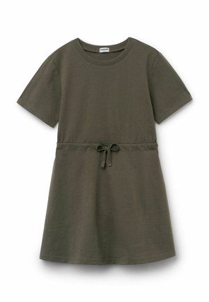 Kinderkleid mit kurzen Ärmeln in Olivgrün, rundem Halsausschnitt und Bindegürtel in der Taille, auf weißem Hintergrund präsentiert.