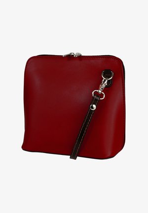 Rode leren zakje met een gladde textuur, vierkante vorm, zilveren rits en een afneembare donkerbruine band met contrasterende stiksels.