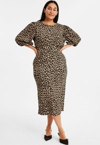 Leopardenmuster-Midikleid mit Puffärmeln, tailliertem Schnitt und gerader Silhouette. Der Stoff hat eine weiche Textur und ein variierendes Muster.