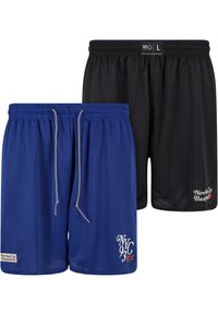 To par med mesh basketballshorts: en blå med hvit tekst, en svart med logo. Begge har elastisk midje og snøring.