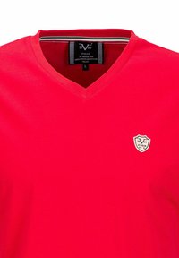 Rode katoenen V-hals t-shirt met een klein patchlogo met "1969 Italia" op de borst. Gladde textuur met korte mouwen.