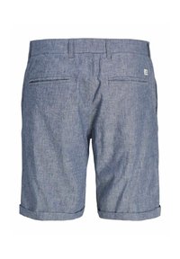 Shorts pour hommes en chambray bleu clair avec poches passepoilées à l'arrière, passants pour ceinture et ourlets retournés, vus de dos.