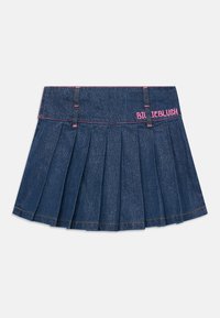 Gonna in denim a pieghe di colore blu scuro con cuciture rosa e logo "BILLIEBLUSH". Presenta una vita piatta e una finitura della stoffa testurizzata.